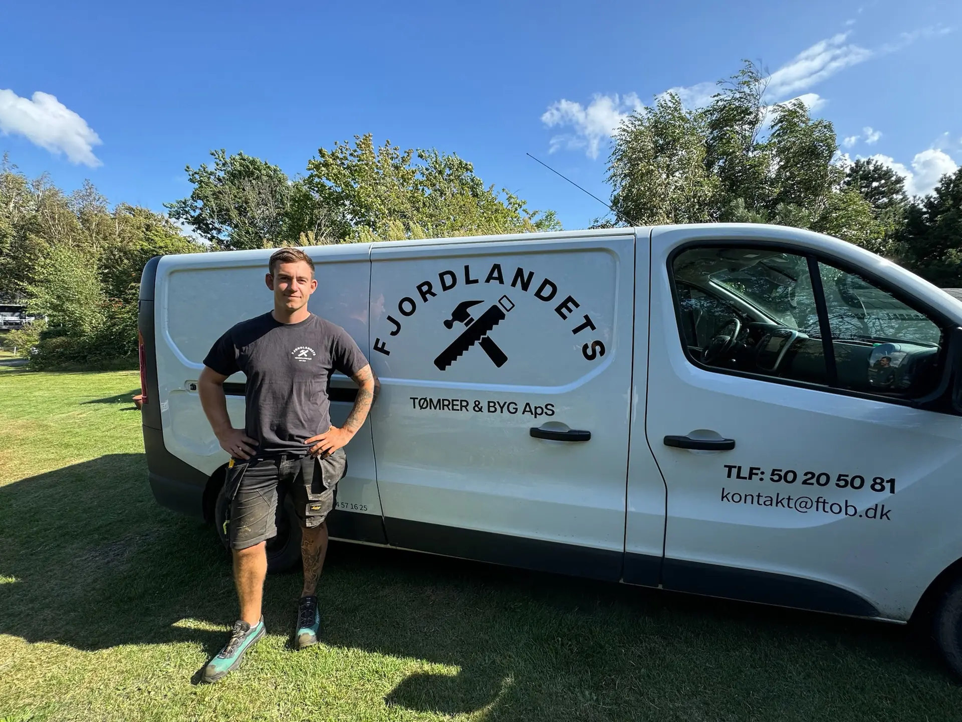 Mads fra Fjordlandets Tømrer & Byg ved firmabilen